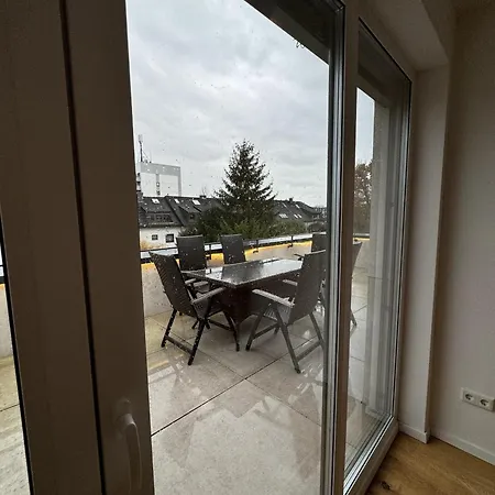 Apartment Modern With Kitchen & Balcony Dining *
